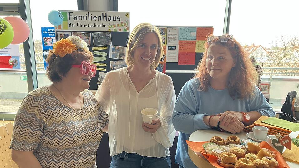 Familienhausleiterin Melanie Dullinger (Mitte) pr&auml;sentierte gemeinsam mit Christa M&uuml;ller (links) vom Theaterkistl und Brigitte Prasch das Angebot des Familienhauses der Christuskirche.