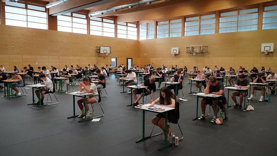 Um 8.30 Uhr durften die Sch&uuml;ler die Bl&auml;tter umdrehen.