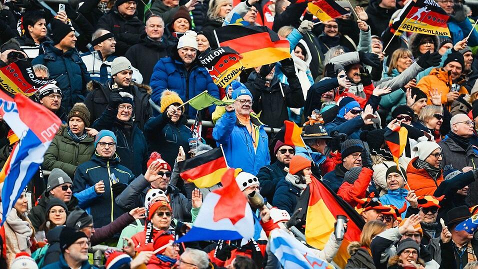 Die deutschen Biathlon-Fans fiebern auf der Trib&uuml;ne mit.