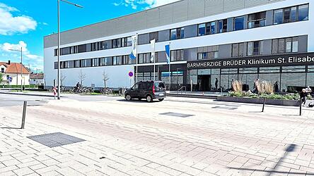 Platz oder Stra&szlig;e? Autofahrer und Fu&szlig;g&auml;nger tun sich offensichtlich schwer bei der richtigen Einordnung. Es handelt sich aber um eine Stra&szlig;e mit eingebauter Querungshilfe f&uuml;r Fu&szlig;g&auml;nger, Autos haben hier Vorrang. Ein kleiner dunkler Fleck im hellen Pflaster deutet die Mitte der Querungshilfe an. Autofahrer d&uuml;rfen an ausgewiesenen Stellen kurz halten, aber nicht parken - dass sie es dabei nicht immer so genau nehmen, zeigen auch die schief gedr&uuml;ckten Absperrpfosten.