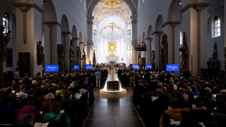 Im W&uuml;rzburger Dom fanden zahlreiche Gottesdienste und Konzerte statt.