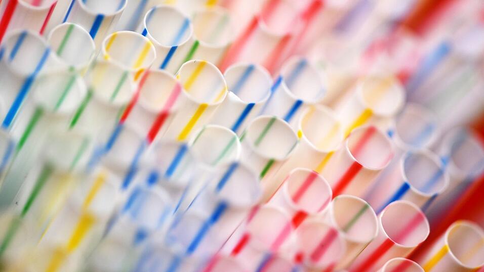 Eine Aufnahme aus dem Jahr 2017: Einweg-Plastikstrohhalme in einem Glas. (Archivbild)