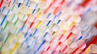 Eine Aufnahme aus dem Jahr 2017: Einweg-Plastikstrohhalme in einem Glas. (Archivbild)