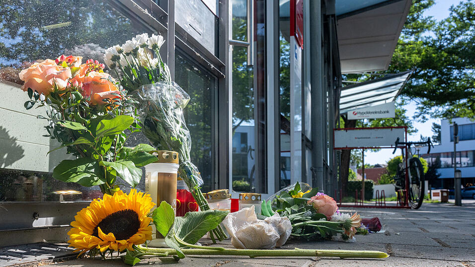 Blumen liegen vor der Bankfiliale in Regensburg, in der gestern ein Mitarbeiter bei einem Messerangriff get&ouml;tet wurde.&nbsp;