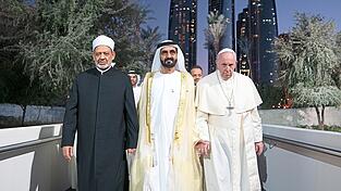 Februar 2019, Abu Dhabi: Scheich Ahmed Al-Tayyib, Großimam der Al-Azhar-Universität in Kairo, mit dem Premierminister der Vereinigten Arabischen Emirate, Scheich Muhammad bin Raschid Al Maktum, und Papst Franziskus (v. l.). Es war der erste päpstliche Besuch auf der Arabischen Halbinsel. Februar 2019, Abu Dhabi: Scheich Ahmed Al-Tayyib, Großimam der Al-Azhar-Universität in Kairo, mit dem Premierminister der Vereinigten Arabischen Emirate, Scheich Muhammad bin Raschid Al Maktum, und Papst Franziskus (v. l.). Es war der erste päpstliche Besuch auf der Arabischen Halbinsel.