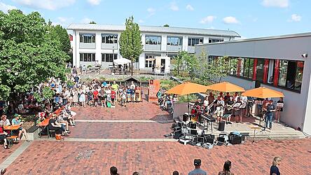 Schulfest am Gymnasium Vilsbiburg: Die Junior-Bigband im Hof.