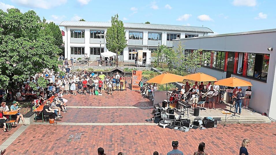 Schulfest am Gymnasium Vilsbiburg: Die Junior-Bigband im Hof.