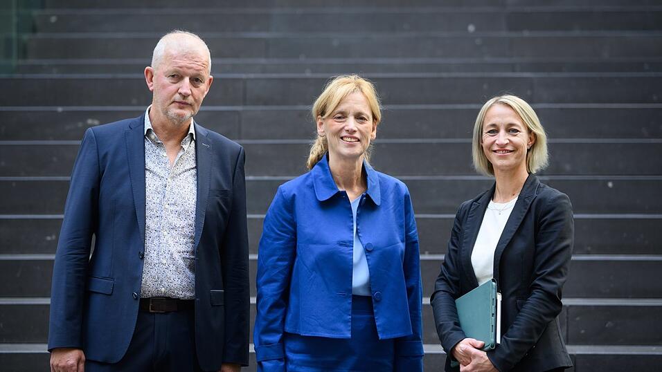 Familienministerin Karin Prien (M.) stellt zusammen mit den Co-Vorsitzenden der Kommission, Olaf Köller und Nadine Schön, die Expertenkommission Kinder- und Jugendschutz in der digitalen Welt vor. Familienministerin Karin Prien (M.) stellt zusammen mit den Co-Vorsitzenden der Kommission, Olaf Köller und Nadine Schön, die Expertenkommission Kinder- und Jugendschutz in der digitalen Welt vor.