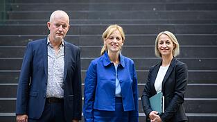 Familienministerin Karin Prien (M.) stellt zusammen mit den Co-Vorsitzenden der Kommission, Olaf Köller und Nadine Schön, die Expertenkommission Kinder- und Jugendschutz in der digitalen Welt vor.