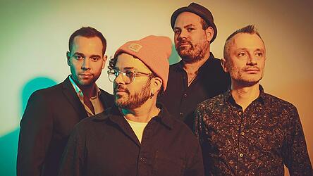 Die Jazz-Musiker Julian (links) und Roman Wasserfuhr (2.v.r.) sowie Bassist Juan Camilo Villa (2.v.l.) und Schlagzeuger Dennis Frehse (rechts).