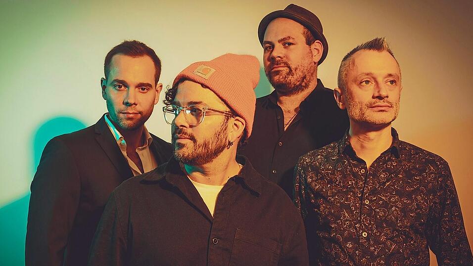 Die Jazz-Musiker Julian (links) und Roman Wasserfuhr (2.v.r.) sowie Bassist Juan Camilo Villa (2.v.l.) und Schlagzeuger Dennis Frehse (rechts). Die Jazz-Musiker Julian (links) und Roman Wasserfuhr (2.v.r.) sowie Bassist Juan Camilo Villa (2.v.l.) und Schlagzeuger Dennis Frehse (rechts).
