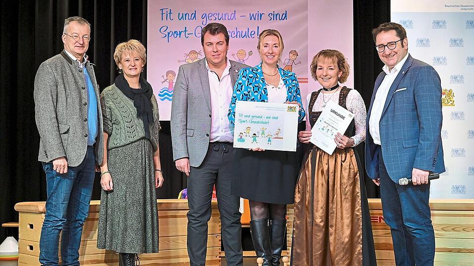 Nun ist es offiziell: Waldm&uuml;nchen ist Sport-Grundschule. Die Auszeichnung der 17 Sport-Grundschulen aus der Oberpfalz und Niederbayern erfolgte am Montag in Neumarkt: MdL Tobias Gotthardt (Vorsitzender im Bildungsausschuss), Rektorin Karin Buchinger, Kultusstaatssekret&auml;rin Anna Stolz, der Vorsitzender der Bayerischen Sportjugend Michael Wei&szlig;, Konrektorin Susanne Weinzierl und B&uuml;rgermeister Markus Ackermann (von rechts).