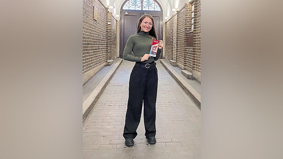 Eine St&uuml;tze f&uuml;r junge Menschen mit Behinderung sein, das m&ouml;chte Verfahrenslotsin Carina K&ouml;nig. Flyer in einfacher Sprache beispielsweise erkl&auml;ren, wo sie &uuml;berall unterst&uuml;tzen kann.