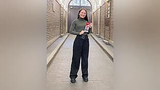 Eine St&uuml;tze f&uuml;r junge Menschen mit Behinderung sein, das m&ouml;chte Verfahrenslotsin Carina K&ouml;nig. Flyer in einfacher Sprache beispielsweise erkl&auml;ren, wo sie &uuml;berall unterst&uuml;tzen kann.