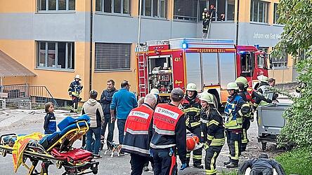 Die geretteten Personen werden den Sanitätern der Walder Malteser übergeben und anschließend erstversorgt.