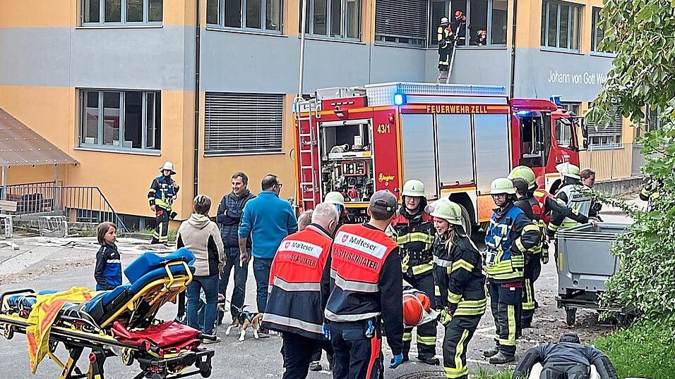 Die geretteten Personen werden den Sanitätern der Walder Malteser übergeben und anschließend erstversorgt. Die geretteten Personen werden den Sanitätern der Walder Malteser übergeben und anschließend erstversorgt.