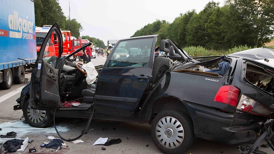 Auf der A92 bei Altdorf ist am Freitagabend ein Autofahrer in einen stehenden Lastwagen gekracht und dabei schwer verletzt worden. (Fotos: FD)