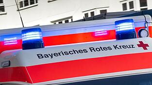 Der Autofahrer wurde mit schweren Verletzungen ins Krankenhaus gebracht. (Archivbild)