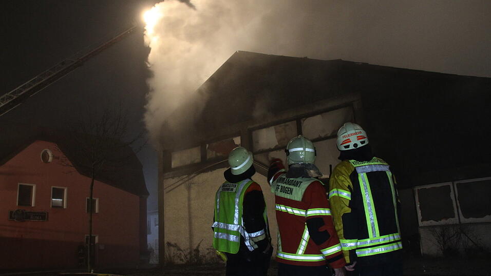 Die Kultdisko Penker in Ascha ist am frühen Mittwochmorgen in Flammen aufgegangen. Die Kultdisko Penker in Ascha ist am frühen Mittwochmorgen in Flammen aufgegangen.