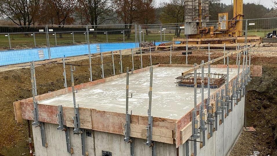 In der Baugrube neben dem gro&szlig;en Becken entsteht das Kinderbecken mit Schwallbecken darunter.