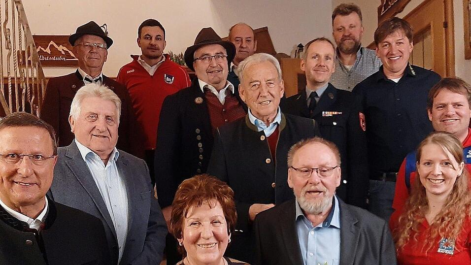 Vereinsvorst&auml;nde und Kommunalpolitiker gratulierten Fritz Weber zum 80. Geburtstag.