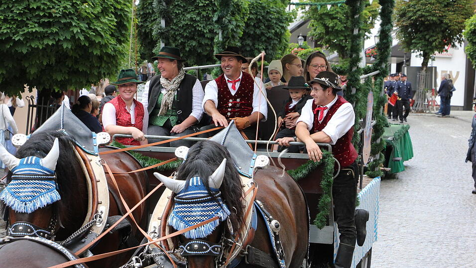 Das war der Bierzelteinzug beim Bad Kötztinger Pfingstvolksfest 2025. Das war der Bierzelteinzug beim Bad Kötztinger Pfingstvolksfest 2025.