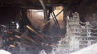 Es dauerte bis in die frühen Morgenstunden, ehe die Einsatzkräfte der Feuerwehr das Feuer unter Kontrolle hatten. (Foto: ih) Es dauerte bis in die frühen Morgenstunden, ehe die Einsatzkräfte der Feuerwehr das Feuer unter Kontrolle hatten. (Foto: ih)