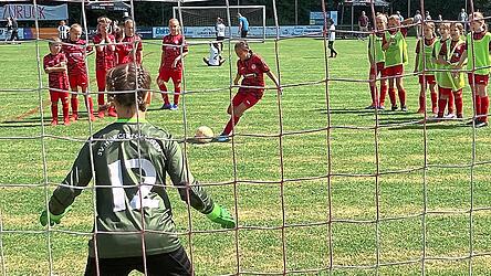 Volle Konzentration war gefragt, wenn der Fußball vom Punkt weg ins Tornetz sollte. Volle Konzentration war gefragt, wenn der Fußball vom Punkt weg ins Tornetz sollte.