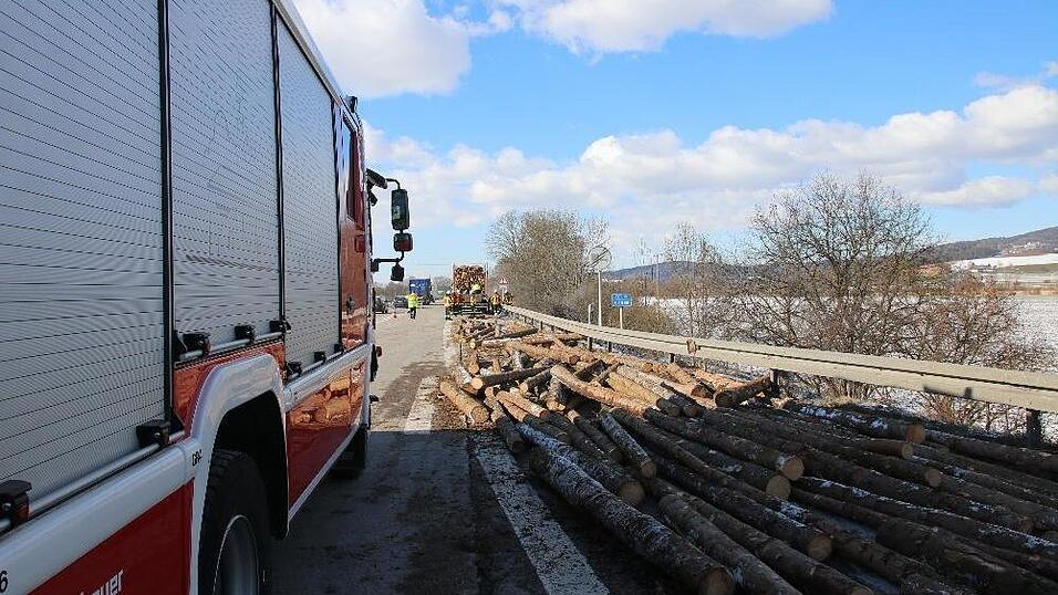 Ein Holztransporter hat am Freitag bei der Auffahrt auf die A3 bei Hengersberg diese Baumstämme verloren. Dadurch kam es zu erheblichen Verkehrsbehinderungen auf der Autobahn. Ein Holztransporter hat am Freitag bei der Auffahrt auf die A3 bei Hengersberg diese Baumstämme verloren. Dadurch kam es zu erheblichen Verkehrsbehinderungen auf der Autobahn.