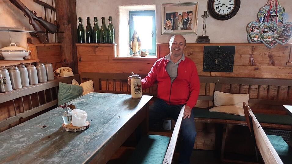 In seinem ganz pers&ouml;nlichen Wirtshaus bei ihm zuhause genie&szlig;t S&auml;p Kiesl nun seinen Ruhestand. Viele Dinge darin stammen aus Hausaufl&ouml;sungen, von denen Kiesl durch seine Arbeit viele erlebt hat. 'Alles hier drin erz&auml;hlt seine eigene Geschichte', sagt Kiesl.