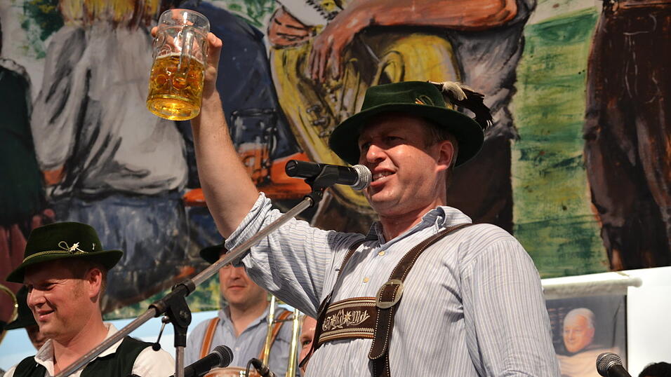 Es herrschte eine gute Atmosphäre im Zelt 7 beim Auftritt der Kapelle Josef Menzl. (Foto: Fabian Roßmann) Es herrschte eine gute Atmosphäre im Zelt 7 beim Auftritt der Kapelle Josef Menzl. (Foto: Fabian Roßmann)