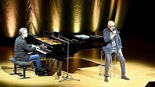 Konstantin Wecker live auf der Bühne im ausverkauften Audimax.