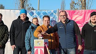 Tobias Pflügl von Tief- und Hausbau GmbH aus Aham, Klaus Stampfl, Carmen Staringer, Bürgermeister Markus Stöber, Harald Jungmeier und Wolfgang Engl von der Telekom geben den Startschuss für den Glasfaserausbau für einen weiteren Teilbereich in der Gemeinde Wang.