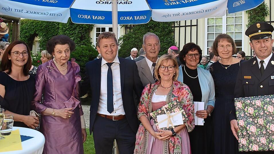 Regina Beham (v.l.) und B&uuml;rgermeister Josef Beham, Altb&uuml;rgermeister und Ehrenb&uuml;rger Max Wagner, 2. B&uuml;rgermeisterin Maria Vielmeier, MdL Dr. Petra Loibl, Beate Kirschner-Schraufnagel und Kreisbrandinspektor Max Schraufnagel.