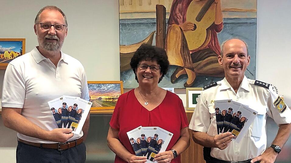 Bürgermeisterin Liane Sedlmeier und Ordnungsamtsleiter Markus Vierthaler freuen sich, dass die Sicherheitswacht aufgebaut werden kann. Federführend betreut Erster Polizeihauptkommissar das Projekt. Bürgermeisterin Liane Sedlmeier und Ordnungsamtsleiter Markus Vierthaler freuen sich, dass die Sicherheitswacht aufgebaut werden kann. Federführend betreut Erster Polizeihauptkommissar das Projekt.