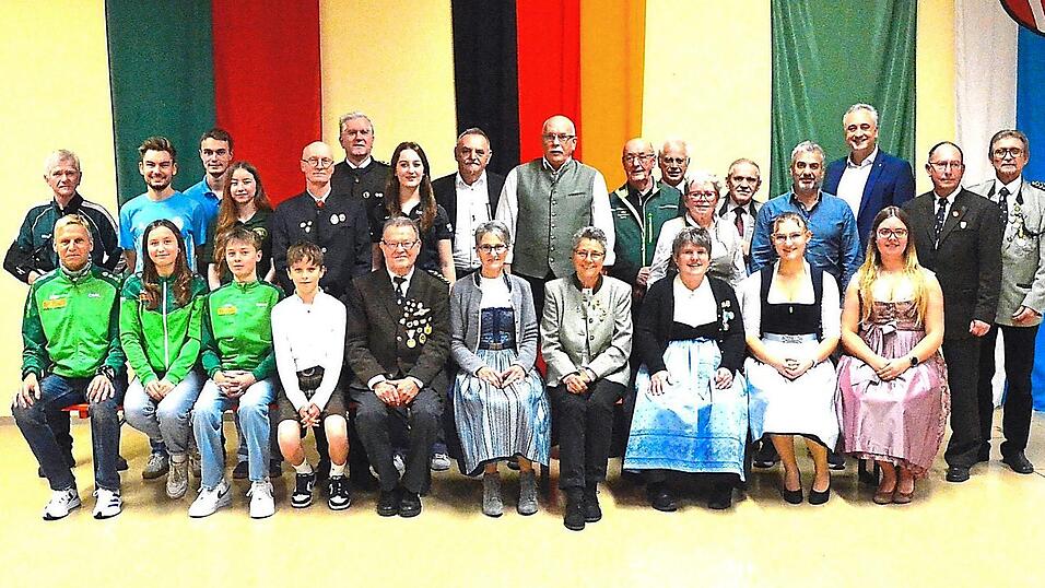 Die erfolgreichen Schützen des Kreisschützenverbandes Oberpfalz und Donaugau mit den Verantwortlichen und den Ehrengästen.