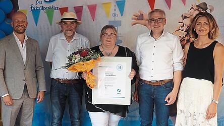 Die Gratulanten zum 35-j&auml;hrigen Jubil&auml;um mit Gesch&auml;ftsf&uuml;hrerin Silke Holzner.