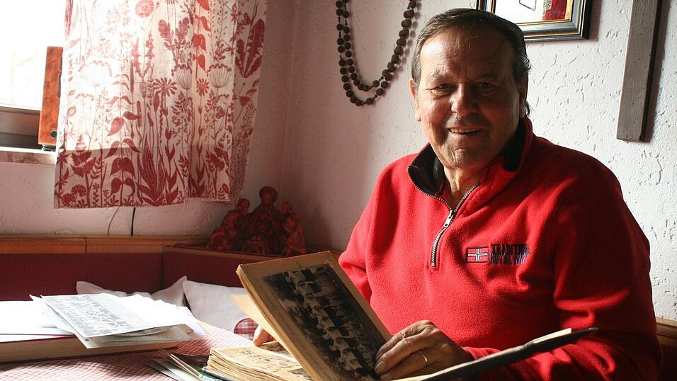 Dieter Hollweg betrachtet seine Fotosammlung.