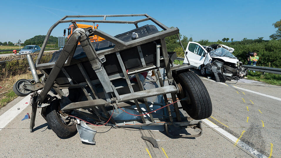 Zwei Menschen - darunter ein 15-jähriges Mädchen - mussten diesen Unfall auf der A3 bei Deggendorf mit ihrem Leben bezahlen. (Foto: Armin Weigel/dpa) Zwei Menschen - darunter ein 15-jähriges Mädchen - mussten diesen Unfall auf der A3 bei Deggendorf mit ihrem Leben bezahlen. (Foto: Armin Weigel/dpa)