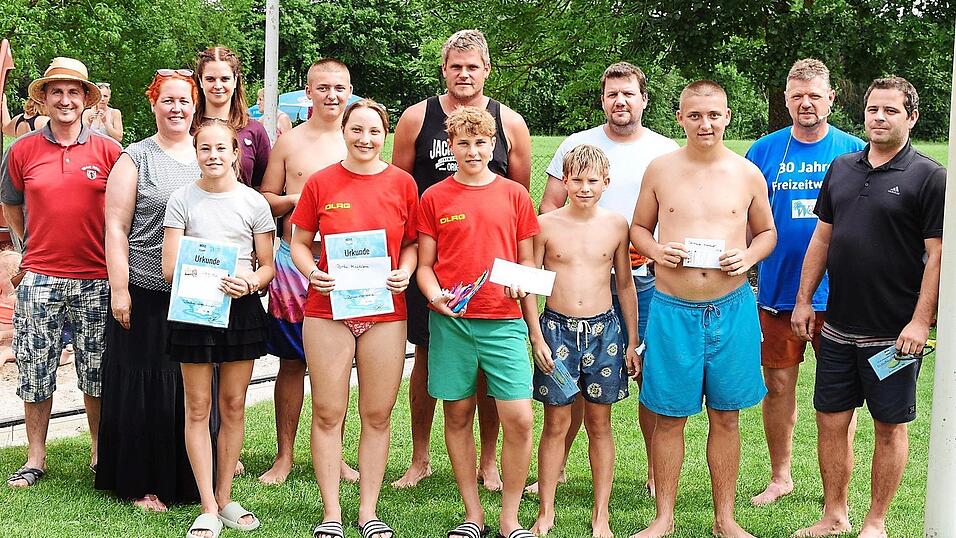 Bei der Jubiläumsfeier der „FreizeitWelle“ wurde die „schnellste Badehose“ gefunden. Bei der Jubiläumsfeier der „FreizeitWelle“ wurde die „schnellste Badehose“ gefunden.