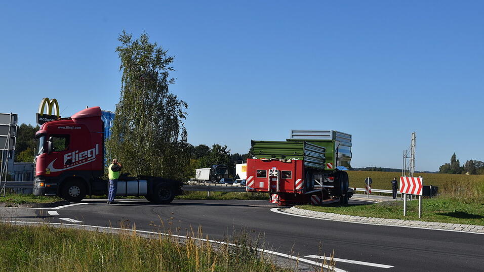 Der Lastwagen fuhr weiter, die Fracht blieb stehen. Mitten im Kreisverkehr. Der Lastwagen fuhr weiter, die Fracht blieb stehen. Mitten im Kreisverkehr.