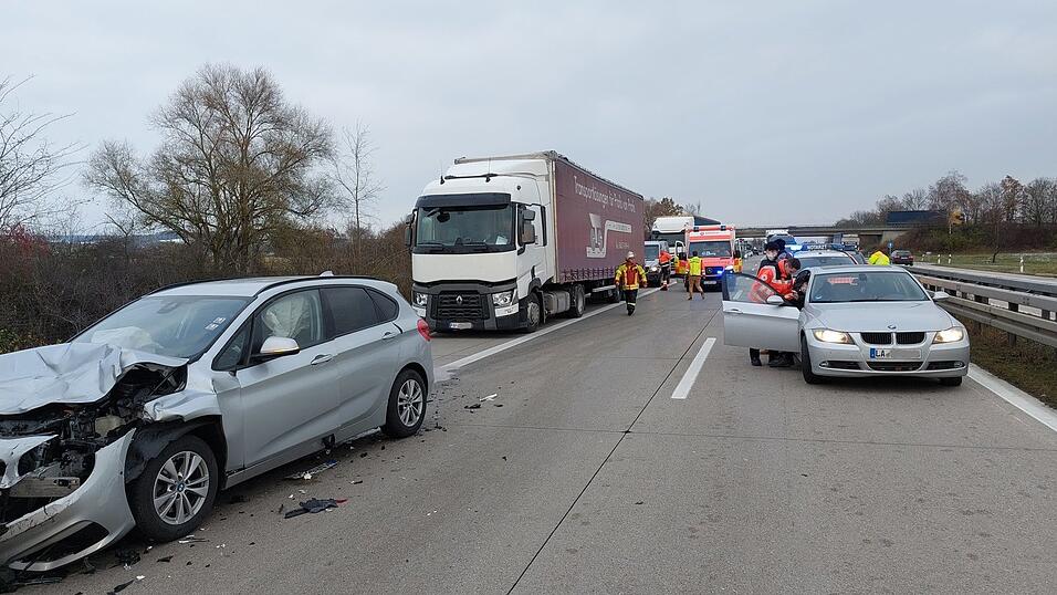 Die A92 war nach dem Unfall in Richtung München zwischenzeitlich komplett gesperrt.  Die A92 war nach dem Unfall in Richtung München zwischenzeitlich komplett gesperrt.