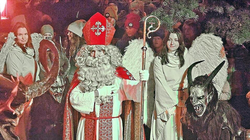 Ein hinreißendes Nikolaus-Spektakel wurde gezeigt. Ein hinreißendes Nikolaus-Spektakel wurde gezeigt.