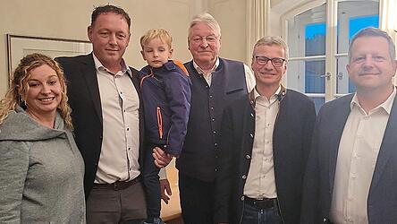 Ehefrau Sonja und sein j&uuml;ngster Sohn Noah sowie amtierenden B&uuml;rgermeister J&uuml;rgen Roith, Landrat Bernd Sibler und auch Mitbewerber Manfred Fischer (v.l.) gratulierten dem neuen B&uuml;rgermeister in der Marktgemeinde Winzer Karl-Heinz Baumg&auml;rtler (2.v.l.).