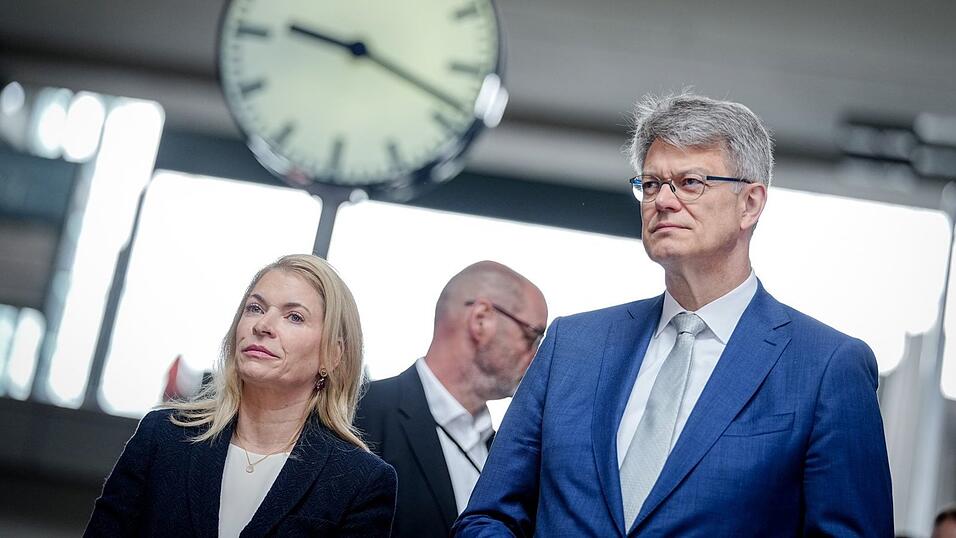 Verkehrsminister Patrick Schnieder (CDU) fordert von Bahnchefin Evelyn Palla Aufklärung über den Vorfall. Verkehrsminister Patrick Schnieder (CDU) fordert von Bahnchefin Evelyn Palla Aufklärung über den Vorfall.