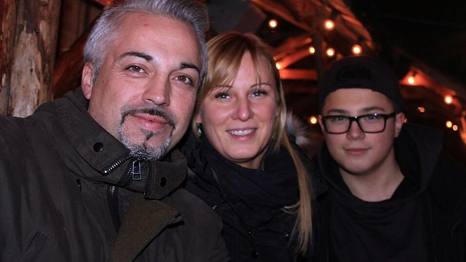 Seit einigen Jahren gehört auch die Weihnachtspyramide am Bischof-Sailer-Platz zur festen Institution zur Weihnachtszeit in Landshut, und ist vor allem bei der jüngeren Generation sehr beliebt. Seit einigen Jahren gehört auch die Weihnachtspyramide am Bischof-Sailer-Platz zur festen Institution zur Weihnachtszeit in Landshut, und ist vor allem bei der jüngeren Generation sehr beliebt.