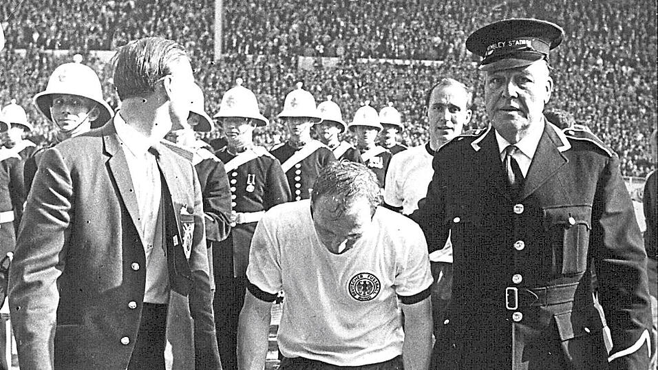 Das Sportfoto des Jahrhunderts zeigt Uwe Seeler, wie er nach dem verlorenen WM-Finale 1966 im Wembley-Stadion geknickt den Platz verl&auml;sst. Nach dem Spiel? Ja, das zeigen neuere Recherchen des Deutschen Fu&szlig;ballmuseums.