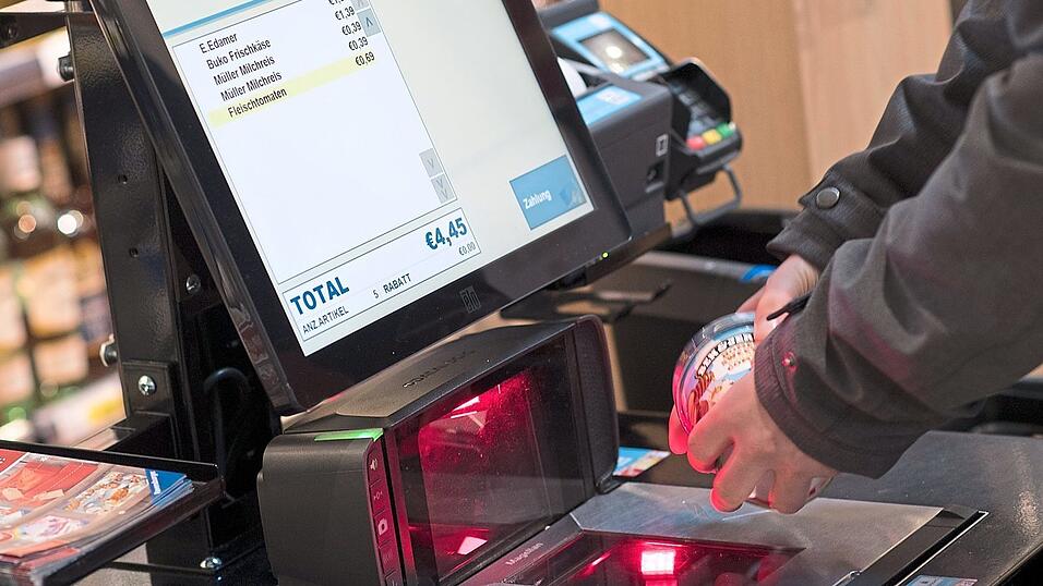Ein Mann scannt in einem Edeka-Markt Lebensmittel an einer Selbstbedienungskasse. Dabei können Fehler passieren und Produkte aus Versehen gestohlen werden. Ein Mann scannt in einem Edeka-Markt Lebensmittel an einer Selbstbedienungskasse. Dabei können Fehler passieren und Produkte aus Versehen gestohlen werden.
