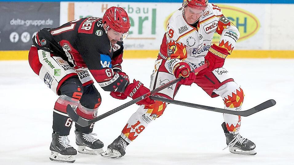 Wieder dabei und gleich voll da: St&uuml;rmer David Elsner (links) und seine Landshuter hielten am Sonntagabend die &bdquo;Joker&ldquo; um Vincent Schlenker am Ende sicher in Schach.