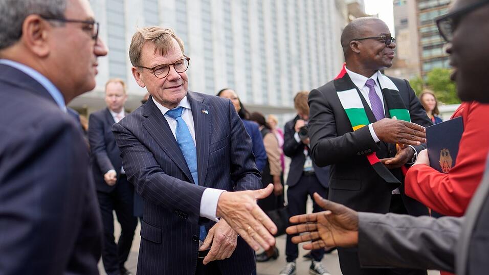 Wahlkampf bedeutet auch H&auml;ndesch&uuml;ttel: Au&szlig;enminister Wadephul in New York